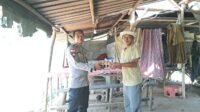 Bhabinkamtibmas Sekotong Giatkan Bantuan Sosial ke Warga Rentan
