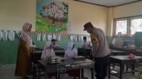 Polsek Gerung Kawal Pembagian Makan Bergizi Gratis untuk Ratusan Siswa SD di Dasan Tapen