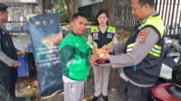 Lombok Barat, NTB – Kepolisian Resor Lombok Barat (Polres Lobar) menunjukkan komitmennya dalam menjaga kesehatan dan kesejahteraan Masyarakat. Khususnya para pengemudi ojek online (ojol), melalui kegiatan pemeriksaan kesehatan dan pemberian vitamin gratis. Inisiatif SI DOKKES Polres Lombok Barat Kapolres Lombok Barat, Polda NTB, AKBP Yasmara Harahap, S.I.K., melalui Kepala Bagian Sumber Daya Manusia (Kabag SDM), AKP Dewi Komalasari, S.H., mengatakan bahwa program pemeriksaan kesehatan gratis ini diinisiasi oleh Bidang Kedokteran dan Kesehatan (Dokkes) Polres Lombok Barat. Dengan fokus utama pada kelompok masyarakat yang memiliki mobilitas tinggi dan rentan terhadap berbagai risiko kesehatan. "Kami ingin memastikan bahwa para pengemudi ojek online, sebagai salah satu garda terdepan perekonomian digital, tetap dalam kondisi prima," ujar Kepala Bagian Sumber Daya Manusia (Kabag SDM) Polres Lombok Barat, AKP Dewi Komalasari, S.H. Kegiatan ini secara spesifik dilaksanakan pada Kamis (12/6/2025), dipusatkan di area yang mudah dijangkau oleh para pengemudi ojek online di wilayah Lombok Barat. Antusiasme terlihat dari kehadiran para peserta yang berbondong-bondong untuk memeriksakan kondisi kesehatan mereka. Manfaat Langsung bagi Pengemudi Ojek Online Dalam kegiatan ini, para pengemudi ojek online mendapatkan beragam layanan kesehatan, termasuk pemeriksaan tekanan darah, cek gula darah, serta konsultasi kesehatan singkat dengan tenaga medis dari Dokkes Polres Lombok Barat. Selain itu, mereka juga diberikan suplemen vitamin untuk menjaga daya tahan tubuh, terutama mengingat intensitas kerja yang tinggi di jalan raya. "Kami sangat terbantu dengan adanya program seperti ini. Kadang kami tidak sempat memeriksakan kesehatan karena sibuk bekerja," tutur salah satu pengemudi ojek online yang enggan disebutkan namanya. "Pemberian vitamin juga sangat bermanfaat, apalagi di musim pancaroba seperti sekarang." Target dan Dampak Positif Pada kesempatan ini, Polres Lombok Barat menargetkan setidaknya 25 orang pengemudi ojek online dapat terlayani. Angka ini diharapkan dapat terus meningkat pada kegiatan serupa di masa mendatang. AKP Dewi Komalasari menambahkan bahwa target 25 orang ini adalah awal. “Kami berharap kegiatan ini dapat menjadi agenda rutin dan menjangkau lebih banyak lapisan masyarakat di kemudian hari,” imbuhnya. Inisiatif seperti ini tidak hanya mencerminkan peran kepolisian dalam menjaga keamanan dan ketertiban, tetapi juga menunjukkan kepedulian terhadap aspek kesehatan dan kesejahteraan sosial. Dengan kondisi fisik yang prima, para pengemudi ojek online diharapkan dapat menjalankan profesi mereka dengan lebih optimal, yang pada akhirnya akan berdampak positif pada stabilitas ekonomi lokal. Komitmen Polres Lombok Barat untuk Masyarakat Kegiatan bakti kesehatan ini merupakan salah satu dari sekian banyak program sosial yang digalakkan oleh Polres Lombok Barat. Komitmen untuk selalu hadir dan memberikan pelayanan terbaik kepada masyarakat adalah pijakan utama. Melalui program SI DOKKES, Polres Lombok Barat berharap dapat terus berkontribusi dalam menciptakan masyarakat yang sehat dan produktif. "Ini adalah wujud nyata kepedulian kami terhadap masyarakat. Kami ingin Polri tidak hanya dilihat sebagai penegak hukum, tetapi juga sebagai sahabat masyarakat yang peduli terhadap kesejahteraan mereka," pungkas AKP Dewi Komalasari. Dengan berlanjutnya program-program kemanusiaan seperti ini, diharapkan sinergi antara kepolisian dan masyarakat dapat semakin erat. Menciptakan lingkungan yang lebih aman, sehat, dan sejahtera bagi seluruh warga Lombok Barat.