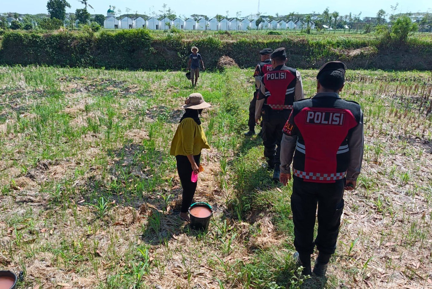 Polres Lombok Barat Dukung Ketahanan Pangan Lewat Patroli Humanis di Desa Kuripan