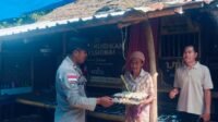Hadir untuk Warga, Polsek Sekotong Bagikan Bantuan Nutrisi di Dusun Bertong Barat
