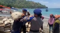 Aksi Nyata Polairud Polda NTB: Bergotong Royong dengan Warga Angkut Material Pembangunan 3 Gili di Lombok Utara