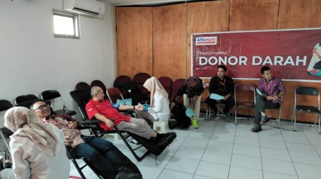 Rayakan Hari Kartini , Alfamart dan PMI Gelar Aksi Donor Darah di Kantor Cabang Lombok